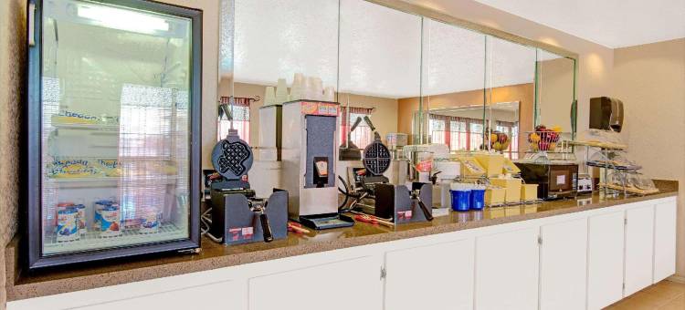 布劳尼希湖戴斯套房酒店(Days Inn & Suites by Wyndham Braunig Lake)图片