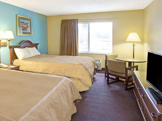 戴尼亚-劳德代尔堡机场温德姆速8酒店