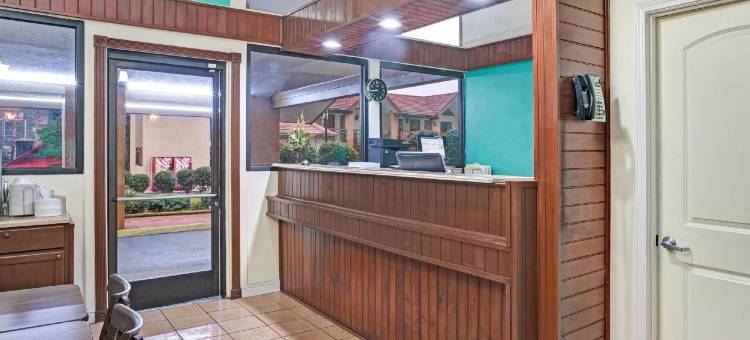 加特林堡市中心速8酒店及会议中心(Super 8 by Wyndham Downtown Gatlinburg at Convention Center)图片