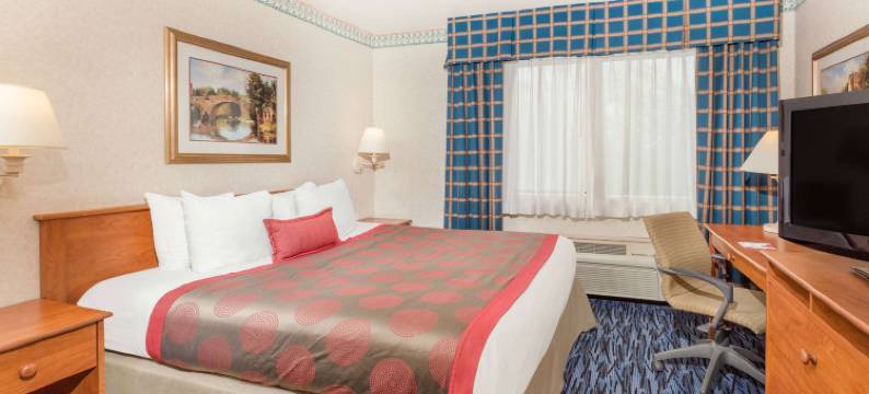 肯特西雅图地区华美达酒店(Ramada by Wyndham Kent Seattle Area)图片