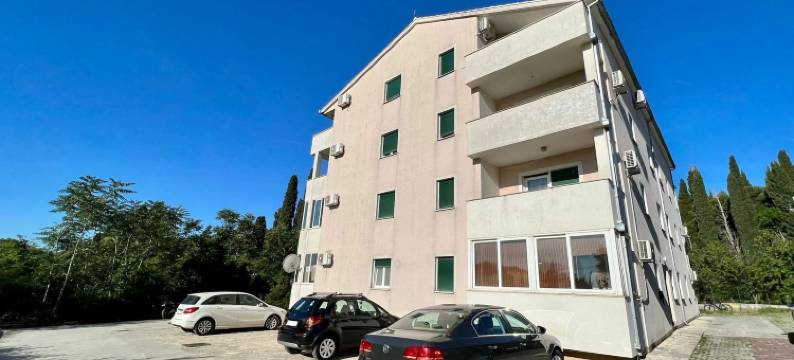 明亮舒适的公寓带阳台在卡斯特尔卢克西奇(Bright and Cozy Apartment With Balcony in Kastel Luksic)图片