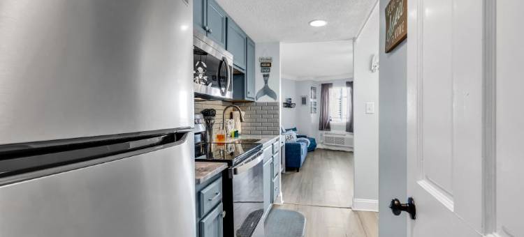 Indoor and Outdoor Pools with Spa Access - Charming Coastal Retreat图片