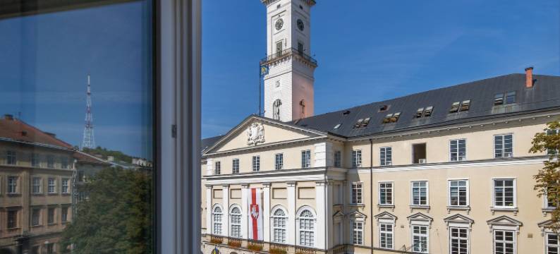 广场上(On the Square)图片