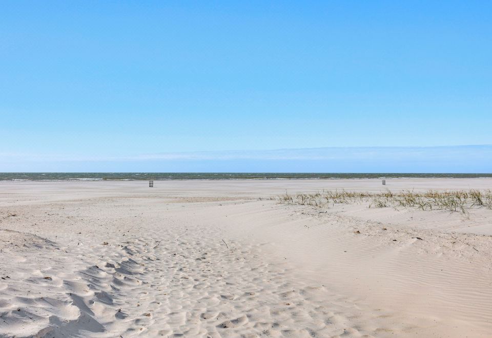 Driftwood Beach Cottage - Walk to Clearwater BchHotel Overview