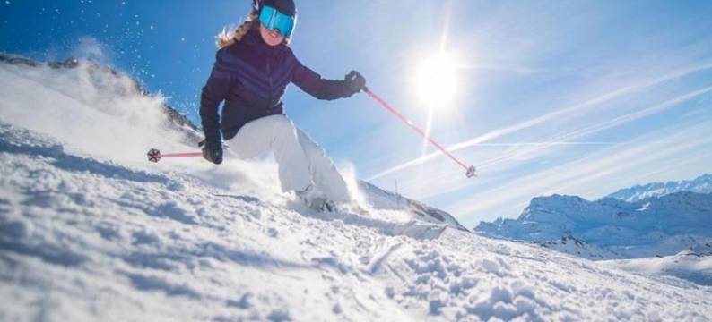 Holiday home with hot tub and pool图片