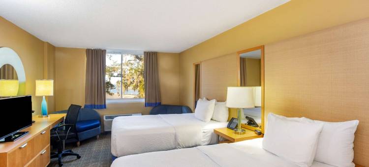 萨拉索塔市中心拉昆塔温德姆套房酒店(La Quinta Inn & Suites by Wyndham Sarasota Downtown)图片