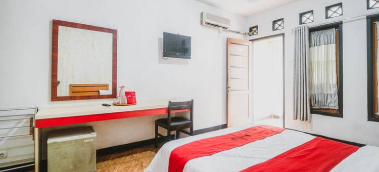 红多兹普拉斯酒店-茂物普卡梅加门当(RedDoorz Plus at Neo Asri Hotel Megamendung Puncak Bogor)图片