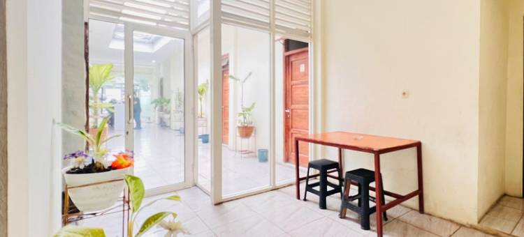 OYO 90299转角旅馆(RedDoorz Syariah Near Alun Alun Sidoarjo)图片