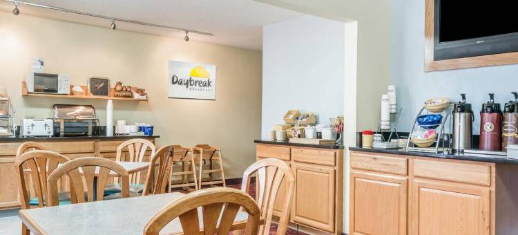 黑河瀑布戴斯酒店(Days Inn by Wyndham Black River Falls I-94 on Atv Trail)图片