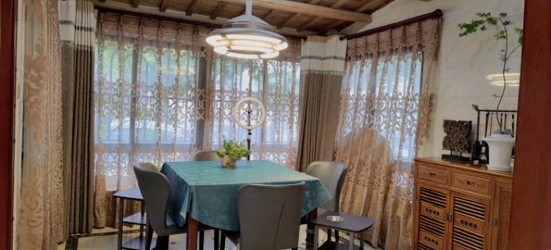 扬州闹市中爱的小屋图片