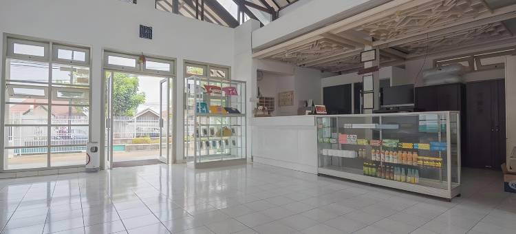 红多兹苏卡布米惹兰街玛塔迪娜塔酒店(RedDoorz @ Jalan R.E. Martadinata Sukabumi)图片