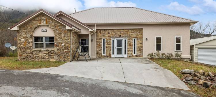 壮观的带热水浴缸壁炉按摩浴缸的家(Hawks Nest by Beyond Expectations W Hot Tub)图片