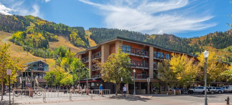 Cozy Fireplace and Private Balcony - Charming Mountain Sanctuary图片
