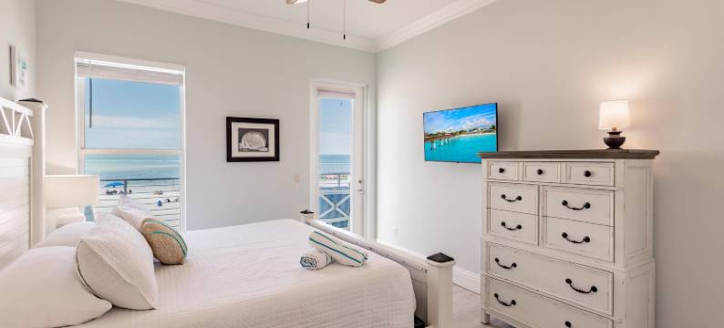 Breathtaking Ocean Views and Spacious Deck - Exquisite Beachfront Retreat图片