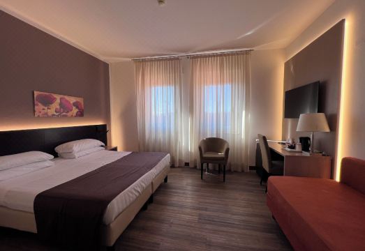 Hotel CarltonHotel Overview