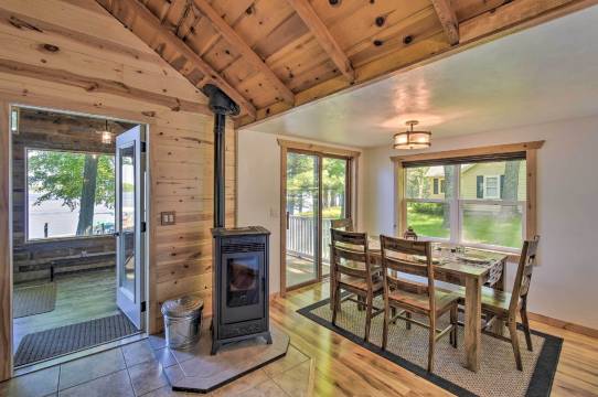 白湖家,带露台,火坑,船坞!(White Lake Home w/ Patio, Fire Pit, Boat Dock!)