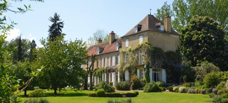 Mansion in Champvert with Pond View Terrace图片