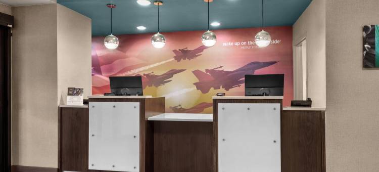 米德韦斯特城廷克空军基地拉昆塔温德姆套房酒店(La Quinta Inn & Suites by Wyndham Midwest City - Tinker AFB)图片