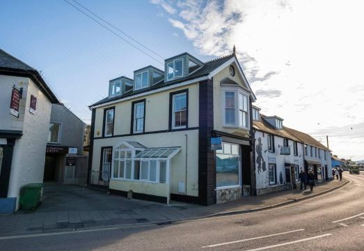 Luxurious 2 Bedroom Apartment with Estuary View Hotel Overview