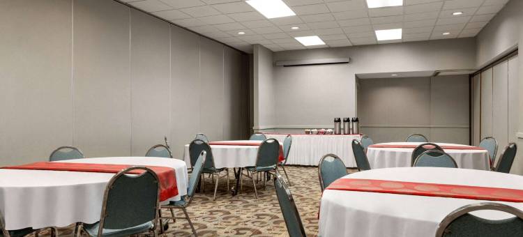 阿尔皮纳华美达酒店及会议中心(Ramada by Wyndham Alpena Hotel & Conference Center)图片