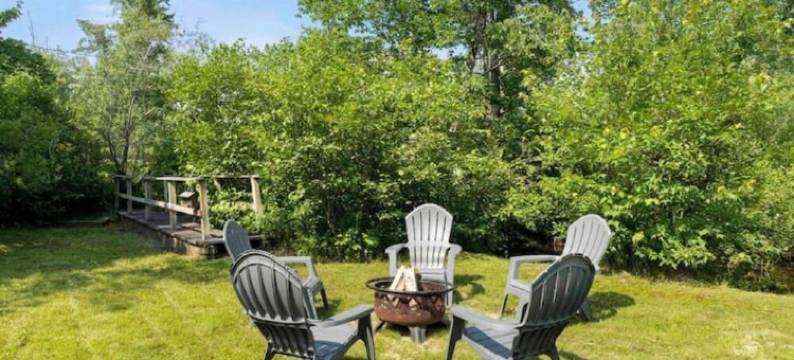 A-Frame Hot tub Retreat - Firepit, Grill, EV & Dog Friendly, Close to N. Conway.图片