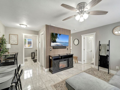 Charming 2-bedroom apartment with WiFi, AC in tranquil Pahokee King Beds