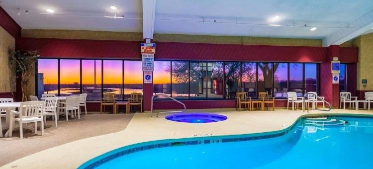 I-80 格兰德艾兰郊区开放式客房(Suburban Studios I-80 Grand Island)图片