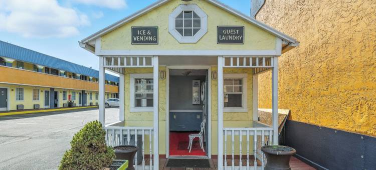 特雷霍特温德姆戴斯套房酒店(Days Inn & Suites by Wyndham Terre Haute)图片