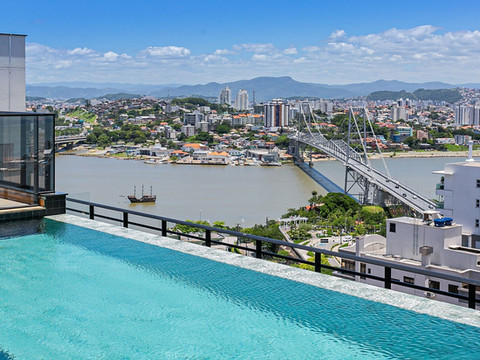 Viva 佛罗里帕市中心带泳池和停车场的开间塔