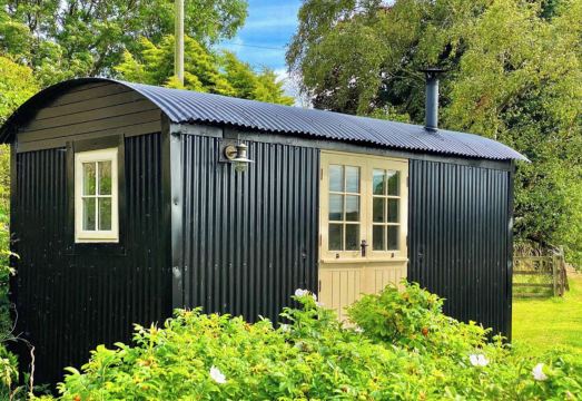 Cosy Romantic Shepherd Hut in Open Countryside Hotel Overview