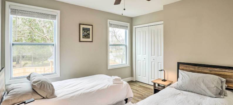 现代坎德勒之家带甲板和院子！(Modern Candler Home with Deck and Yard!)图片