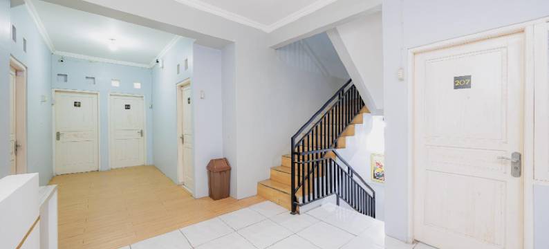 红多兹酒店-近梭罗阿迪苏西普托街(RedDoorz Near Jalan Adi Sucipto Solo)图片