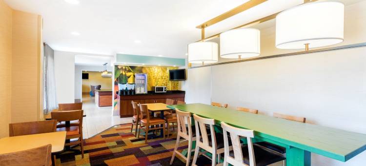 萨凡纳米德顿呗盟套房酒店(Baymont by Wyndham Savannah Midtown)图片