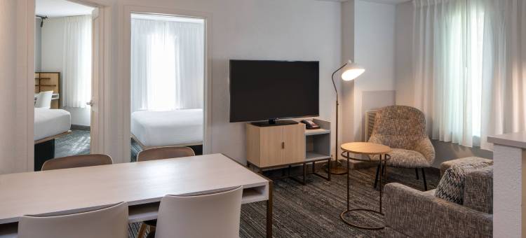 福尔斯彻奇索尼斯塔简单套房酒店(Sonesta Simply Suites Falls Church)图片