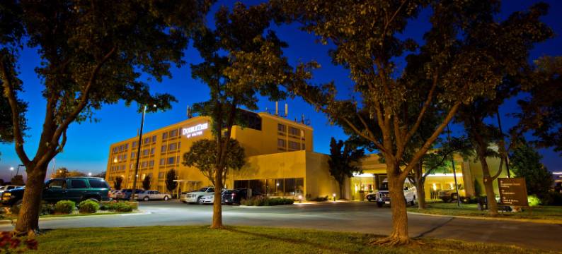 威奇托机场希尔顿逸林酒店(DoubleTree by Hilton Hotel Wichita Airport)图片