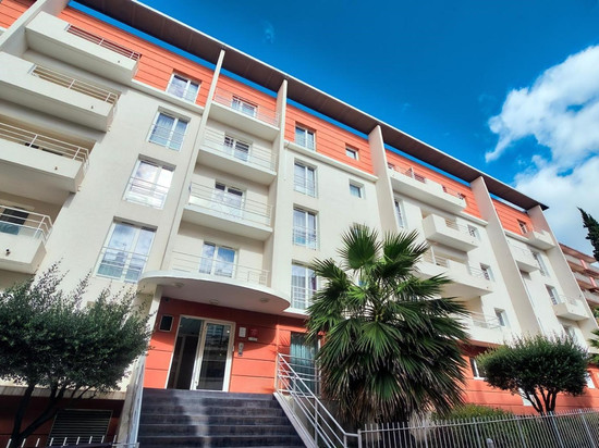 贝奇耶市中心泽尼图德餐厅酒店