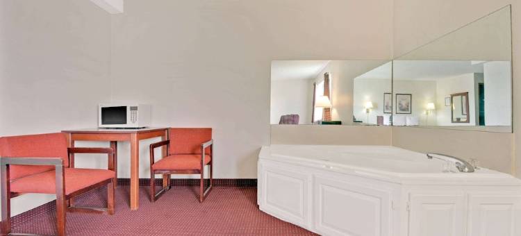 河滨-堪萨斯城温德姆速8酒店(Super 8 by Wyndham Riverside/Kansas City)图片