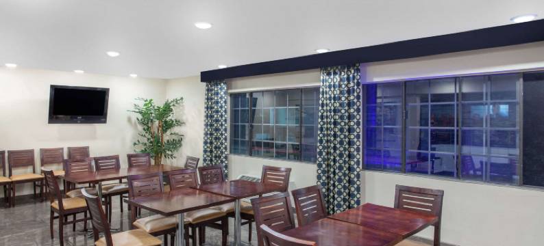 卡尔弗城华美达酒店(Ramada by Wyndham Culver City)图片