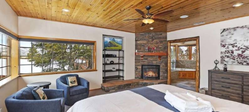 Avantstay的禅宗洞穴中大熊理想位置的娱乐之家配有热水浴缸(Zen Den by AvantStay Entertainers Home in Ideal Big Bear Location w Hot Tub)图片