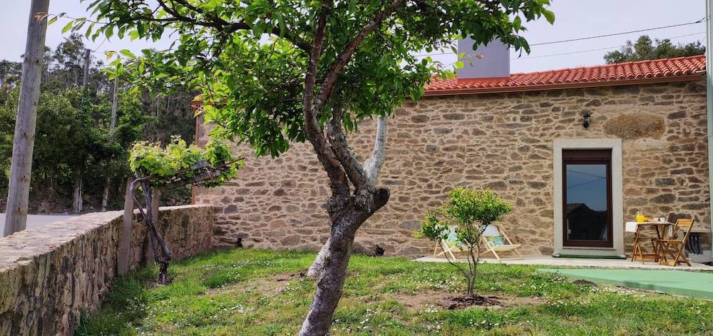 In the heart of Costa da Morte and Camiño dos Faros, near beaches in the middle of nature.