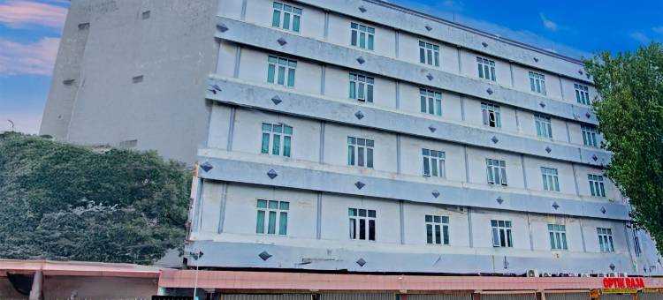 橡树镇帕伦邦酒店靠近安培拉大桥原阿祖拉酒店(Townhouse Oak Palembang Near Jembatan Ampera Formerly Azzura Hotel)图片