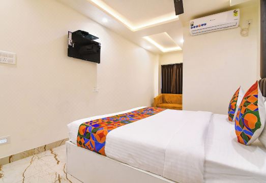 FabHotel Leela Inn - Nr Park Circus 7 Point Hotel Overview