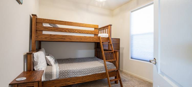 Zero Entry Pool and Elevated Views - Stunning Lakefront Oasis图片