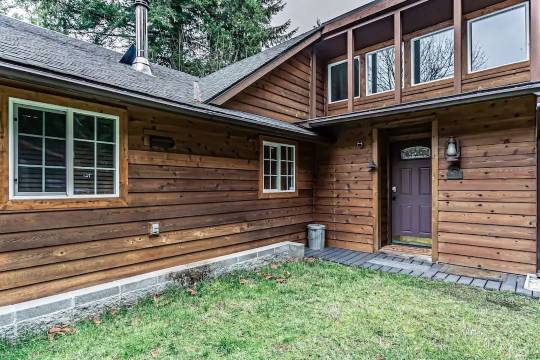 Riverfront Cabin w/Hot Tub : Near Mt. Rainier Sunrise entrance