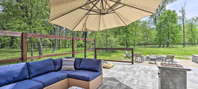 距离Sand Valley 1英里，距离海滩1块的小木屋(Cabin 1 Mi to Sand Valley, 1 Block to Beach)图片