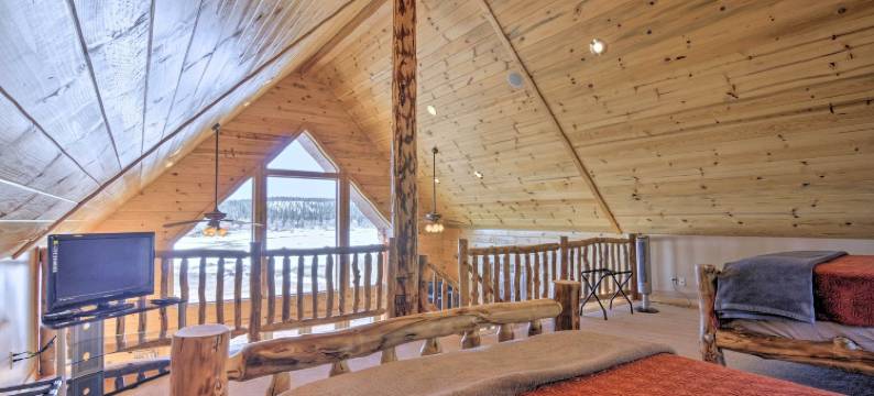 吹口哨的森林小屋：草地景观+燃气烧烤架!(Whistling Woods Cabin Meadow Views and Gas Grill!)图片