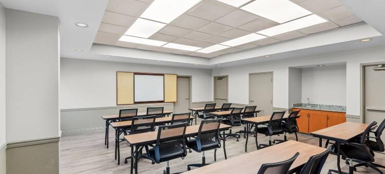 锡达拉皮兹戴斯套房酒店(Days Inn & Suites by Wyndham Cedar Rapids)图片