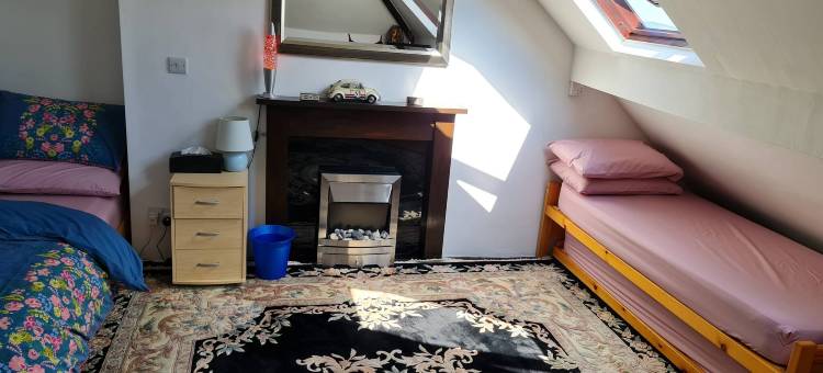 合住房屋内阁楼改造民宿(loft conversion in shared house)图片