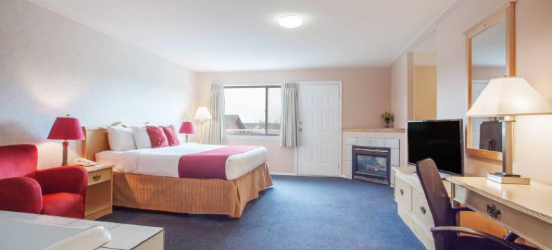 温德姆100英里华美达酒店(Ramada by Wyndham 100 Mile House)图片