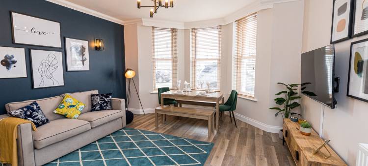 Beachside Home with Private Garden   Parking | Sleeps 6图片